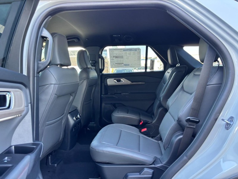 Ford Explorer Vehicle Full-screen Gallery Image 14