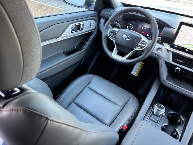 Ford Explorer Vehicle Full-screen Gallery Image 15