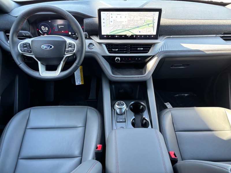 Ford Explorer Vehicle Full-screen Gallery Image 16