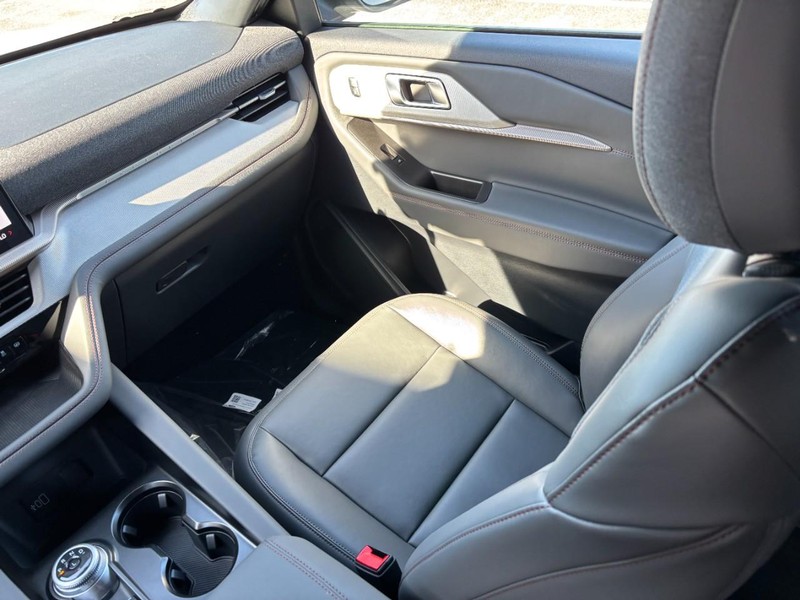 Ford Explorer Vehicle Full-screen Gallery Image 17