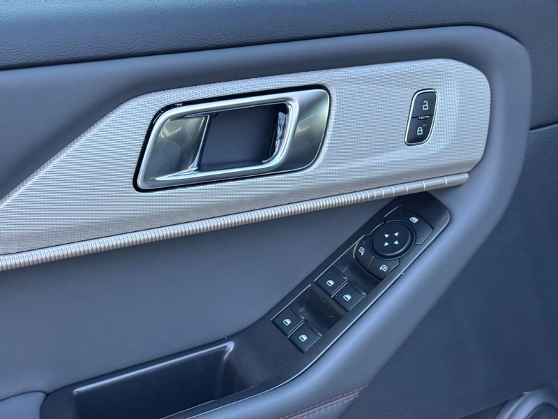 Ford Explorer Vehicle Full-screen Gallery Image 19