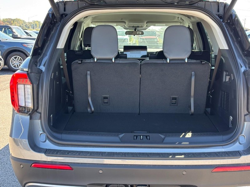 Ford Explorer Vehicle Full-screen Gallery Image 11