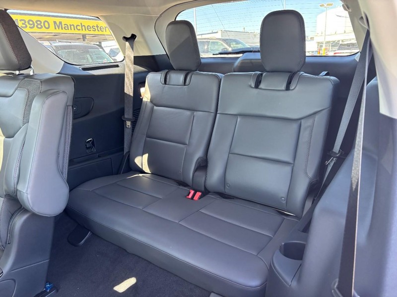 Ford Explorer Vehicle Full-screen Gallery Image 13