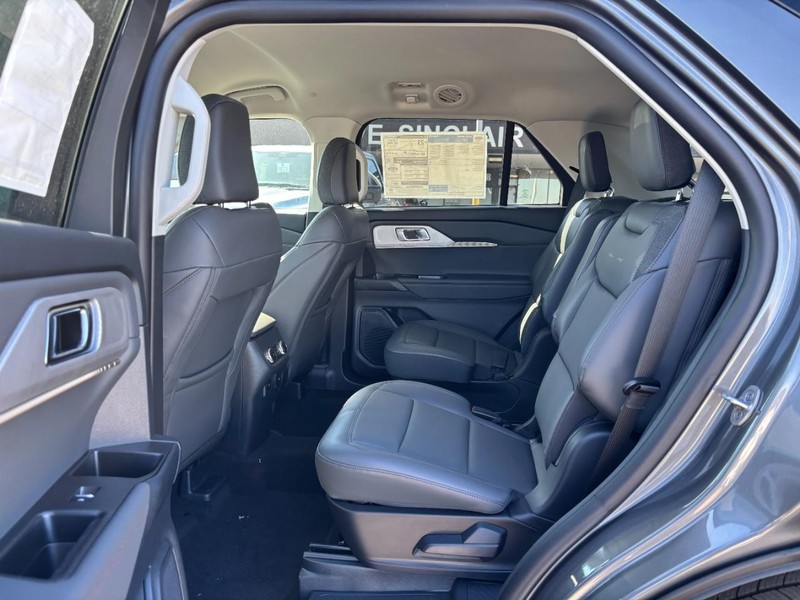 Ford Explorer Vehicle Full-screen Gallery Image 14