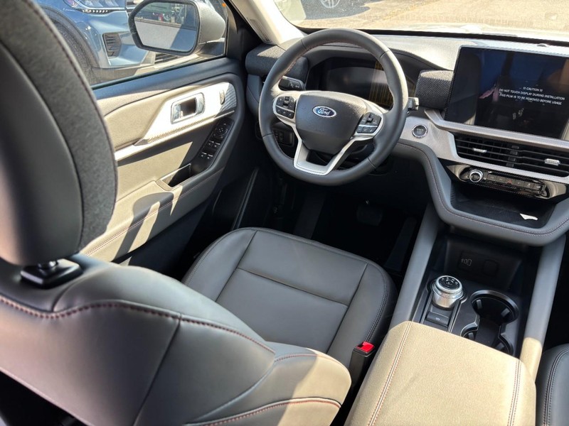 Ford Explorer Vehicle Full-screen Gallery Image 15