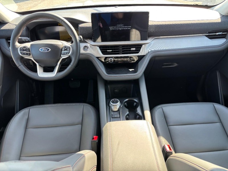 Ford Explorer Vehicle Full-screen Gallery Image 16
