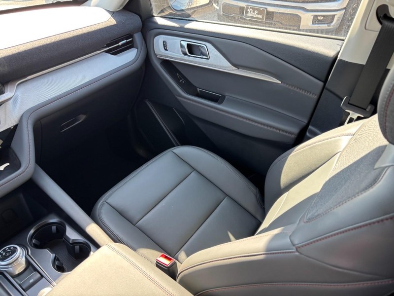 Ford Explorer Vehicle Full-screen Gallery Image 17