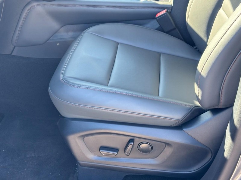 Ford Explorer Vehicle Full-screen Gallery Image 18