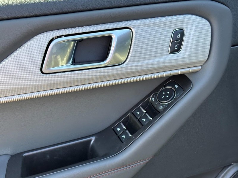 Ford Explorer Vehicle Full-screen Gallery Image 19