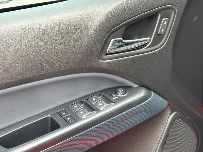 Chevrolet Colorado Vehicle Full-screen Gallery Image 16