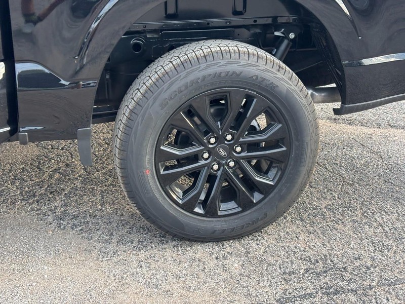 Ford F-150 Vehicle Full-screen Gallery Image 12
