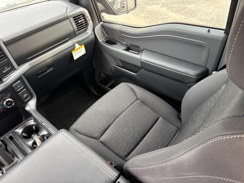Ford F-150 Vehicle Full-screen Gallery Image 16