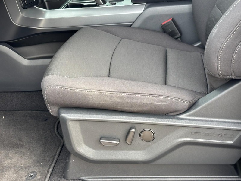 Ford F-150 Vehicle Full-screen Gallery Image 17