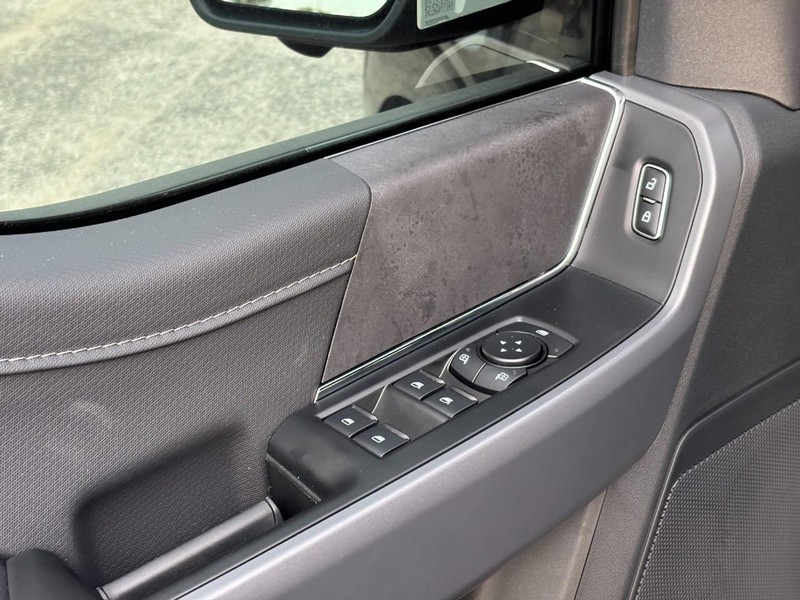 Ford F-150 Vehicle Full-screen Gallery Image 18