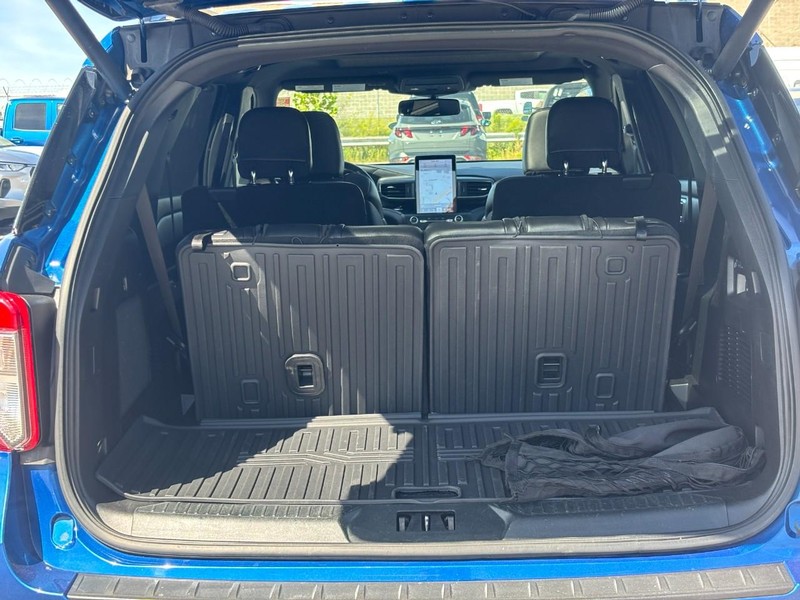 Ford Explorer Vehicle Full-screen Gallery Image 11