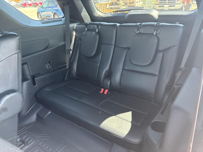 Ford Explorer Vehicle Full-screen Gallery Image 13