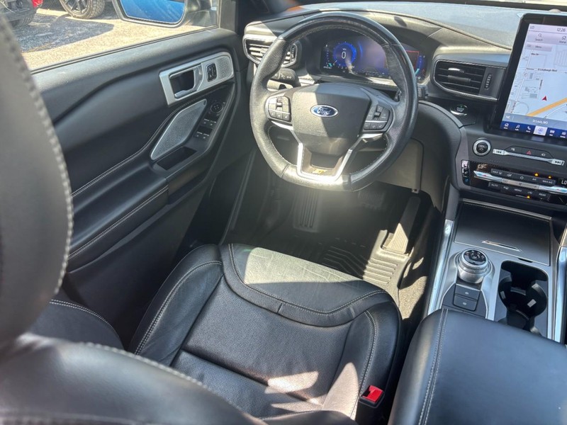 Ford Explorer Vehicle Full-screen Gallery Image 15