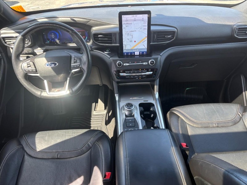 Ford Explorer Vehicle Full-screen Gallery Image 16
