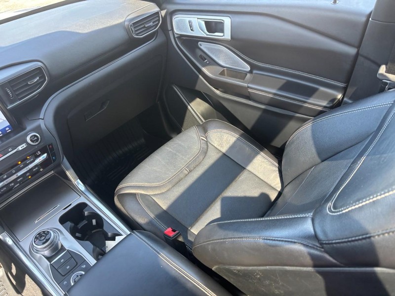 Ford Explorer Vehicle Full-screen Gallery Image 17