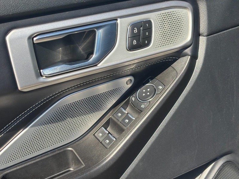 Ford Explorer Vehicle Full-screen Gallery Image 19