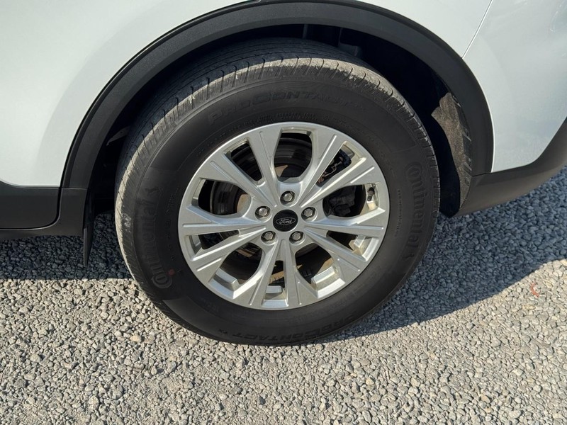 Ford Escape Vehicle Full-screen Gallery Image 11