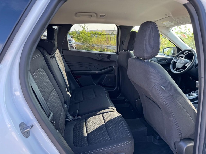 Ford Escape Vehicle Full-screen Gallery Image 13