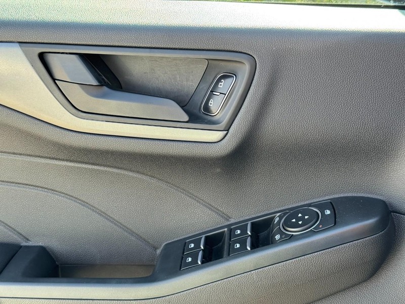 Ford Escape Vehicle Full-screen Gallery Image 22