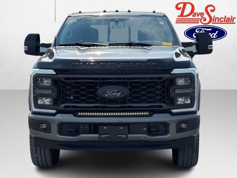 Ford Super Duty F-350 SRW Vehicle Full-screen Gallery Image 02