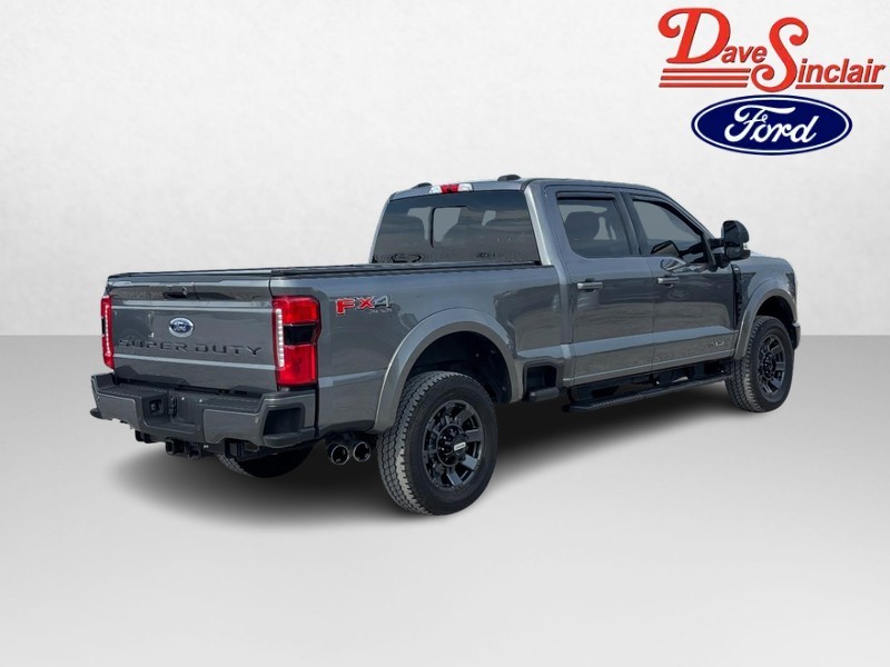 Ford Super Duty F-350 SRW Vehicle Full-screen Gallery Image 07