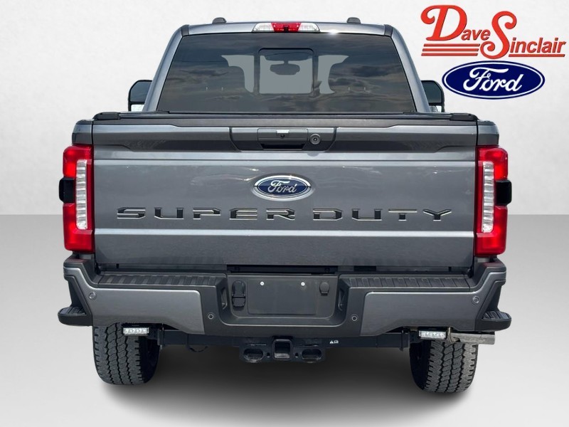 Ford Super Duty F-350 SRW Vehicle Full-screen Gallery Image 08