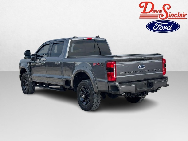 Ford Super Duty F-350 SRW Vehicle Full-screen Gallery Image 09