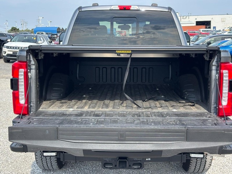 Ford Super Duty F-350 SRW Vehicle Full-screen Gallery Image 11