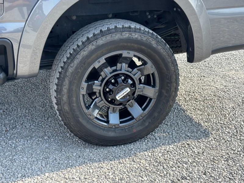 Ford Super Duty F-350 SRW Vehicle Full-screen Gallery Image 12