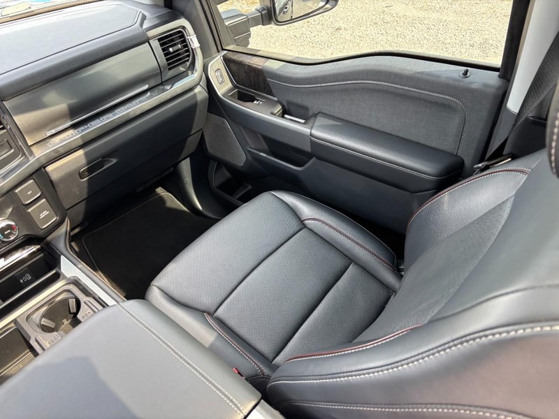 Ford Super Duty F-350 SRW Vehicle Full-screen Gallery Image 16