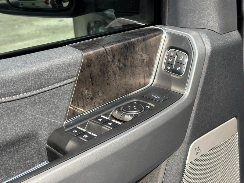 Ford Super Duty F-350 SRW Vehicle Full-screen Gallery Image 18