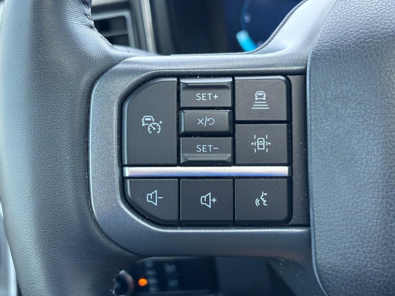 Ford Super Duty F-350 SRW Vehicle Full-screen Gallery Image 19