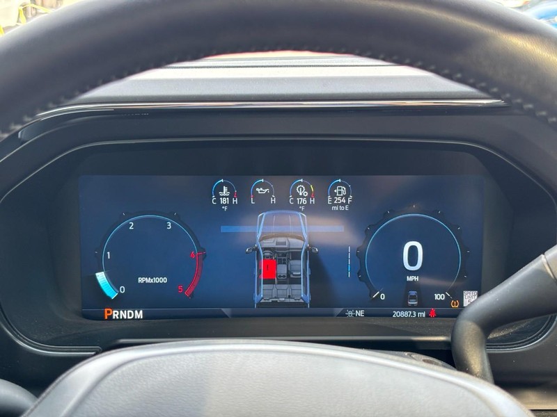 Ford Super Duty F-350 SRW Vehicle Full-screen Gallery Image 21