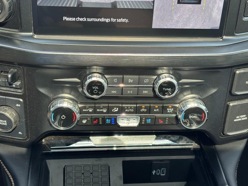 Ford Super Duty F-350 SRW Vehicle Full-screen Gallery Image 25