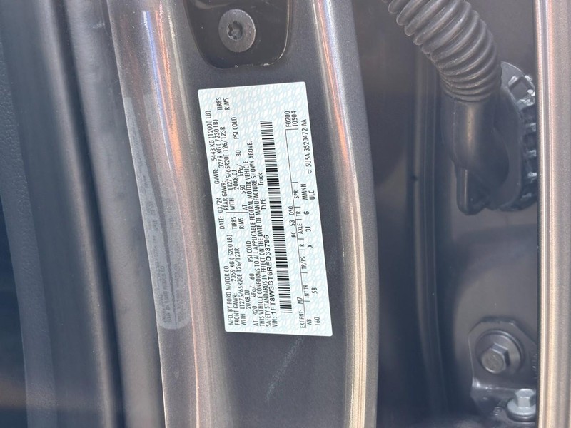 Ford Super Duty F-350 SRW Vehicle Full-screen Gallery Image 26