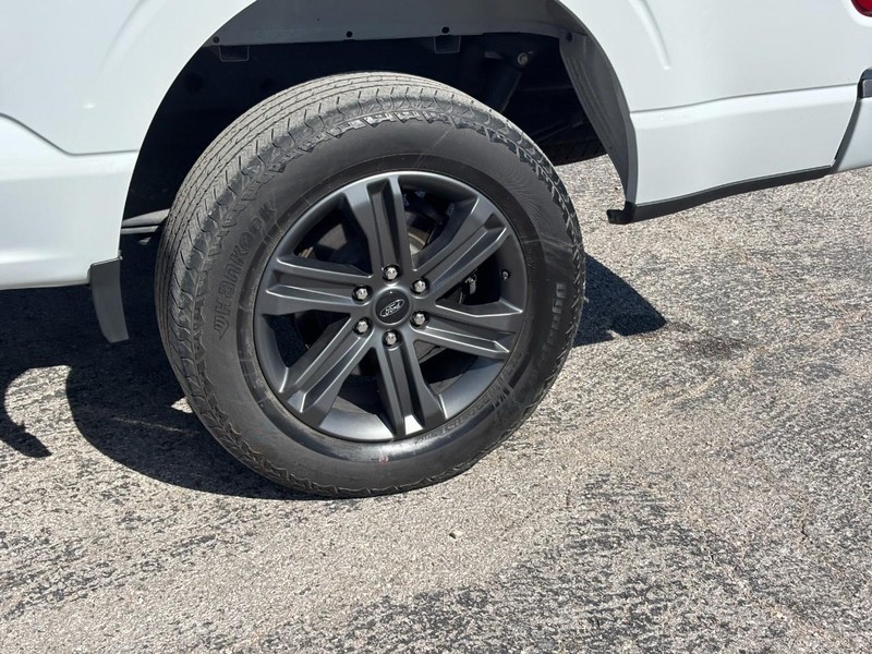 Ford F-150 Vehicle Full-screen Gallery Image 12
