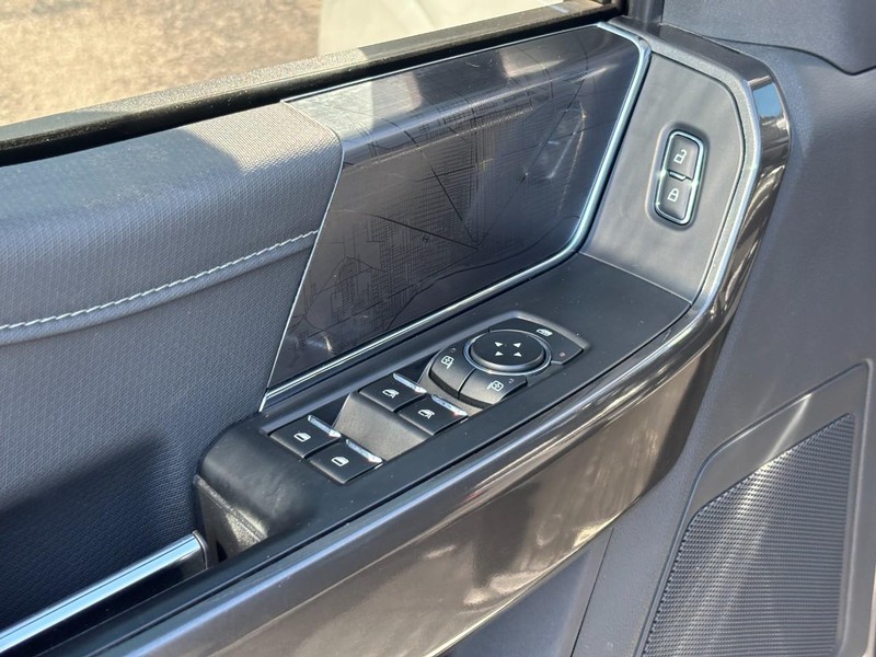 Ford F-150 Vehicle Full-screen Gallery Image 18
