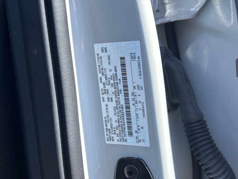Ford F-150 Vehicle Full-screen Gallery Image 26