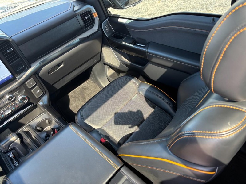 Ford F-150 Vehicle Full-screen Gallery Image 16