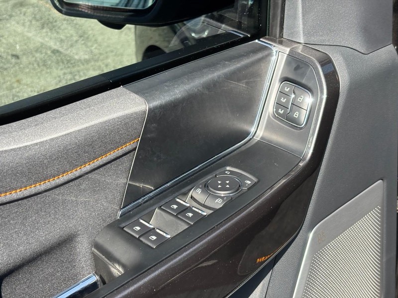 Ford F-150 Vehicle Full-screen Gallery Image 18