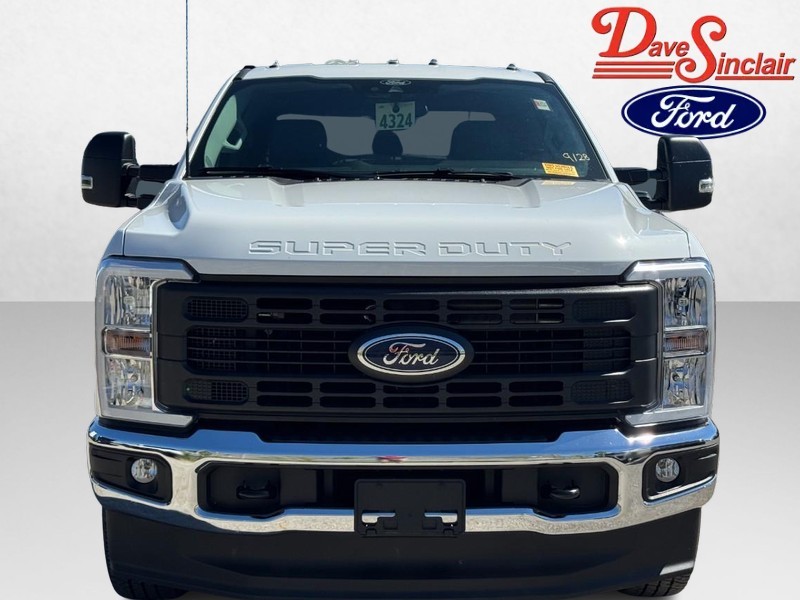 Ford Super Duty F-250 SRW Vehicle Full-screen Gallery Image 02