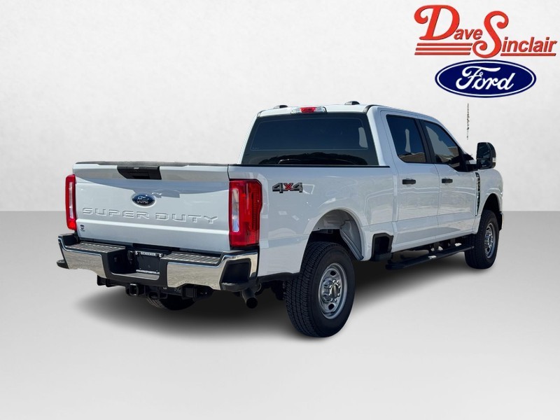 Ford Super Duty F-250 SRW Vehicle Full-screen Gallery Image 07