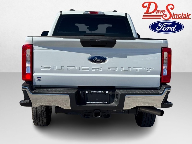 Ford Super Duty F-250 SRW Vehicle Full-screen Gallery Image 08