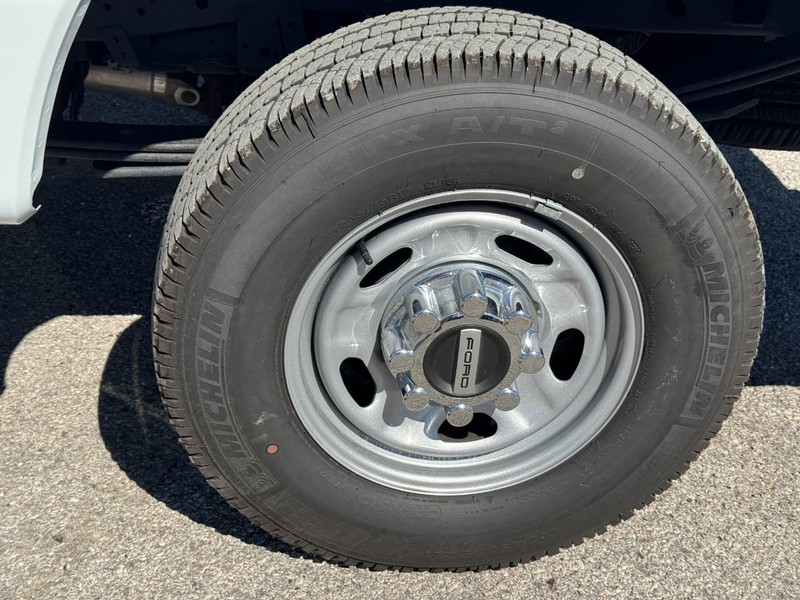 Ford Super Duty F-250 SRW Vehicle Full-screen Gallery Image 11