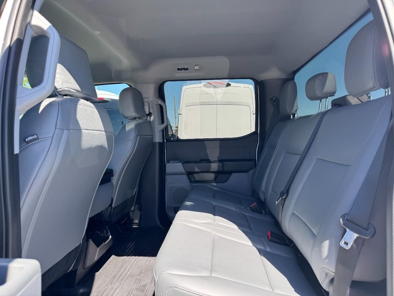 Ford Super Duty F-250 SRW Vehicle Full-screen Gallery Image 12