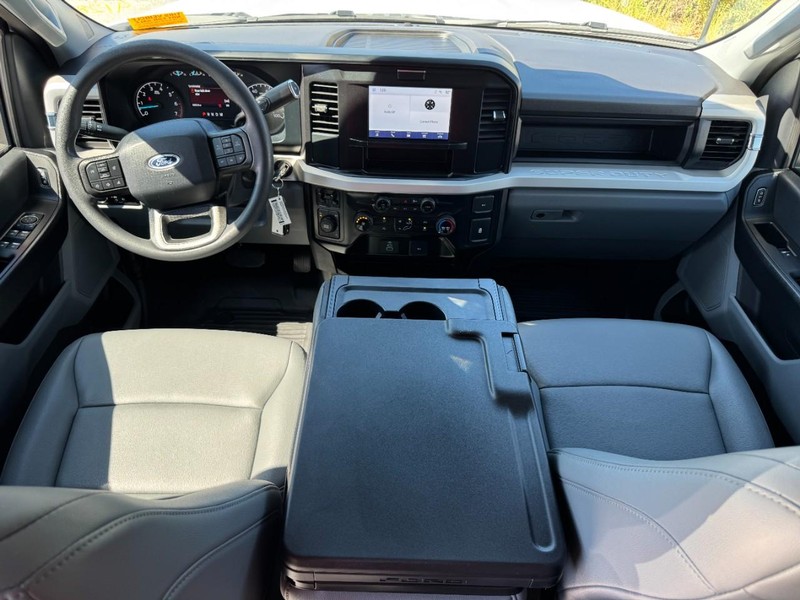 Ford Super Duty F-250 SRW Vehicle Full-screen Gallery Image 13